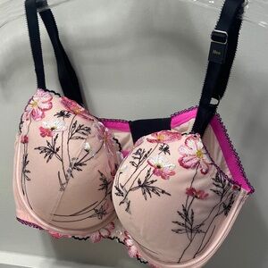 NWT Victoria’s Secret Floral Embroidered Bra 38DD